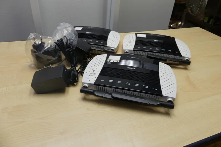 3x ZyXEL Speedlink 5501 DSL-Router (inkl. Netzteile/Kabel) Umfang: nur der Inhalt, ohne Kiste